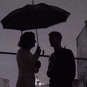 将振动器抵在小核上
